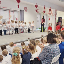 Seniorzy na Walentynkach w przedszkolu. Integracja dwóch pokoleń