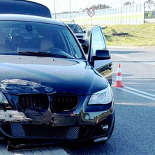 Zderzenie dwóch osobówek. Jedna osoba zabrana do szpitala