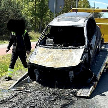 Pożar renault. Spaliła się komora silnika oraz wnętrze pojazdu
