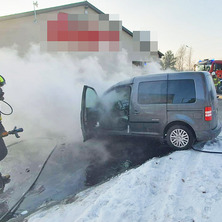 Pożar osobówki. Strażacy gasili pożar na parkingu jednego z marketów