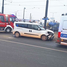 Kolizja na skrzyżowaniu. Zderzyły się dwa pojazdy osobowe