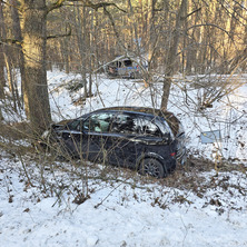 Stracił panowanie nad pojazdem. Zjechał z jezdni i uderzył w drzewo
