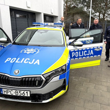 Nowy radiowóz dla policji w Niemczu. Auto ufundowała gmina Osielsko