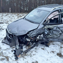 Kolizja trzech osobówek. System eCall poinformował służby o zdarzeniu