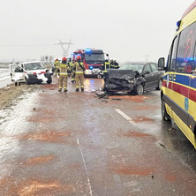 Poważny wypadek drogowy. Trzy osoby poszkodowane
